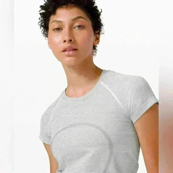 Lululemon 🍋 Swiftly Tech Short Sleeve  2.0 - Picture 2 of 5